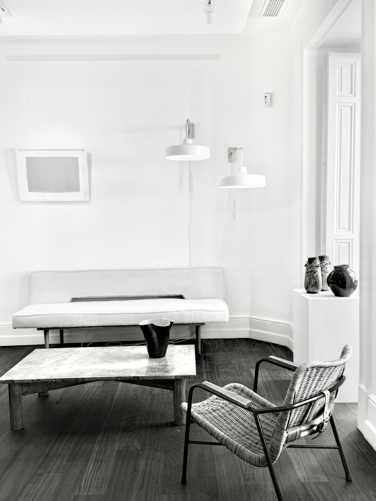 Apliques de pared y butaca, en blanco y negro
