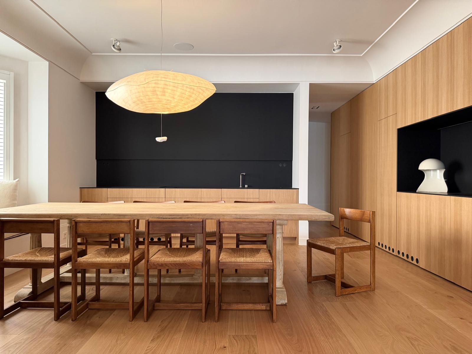 Comedor con mobiliario de mediados de siglo