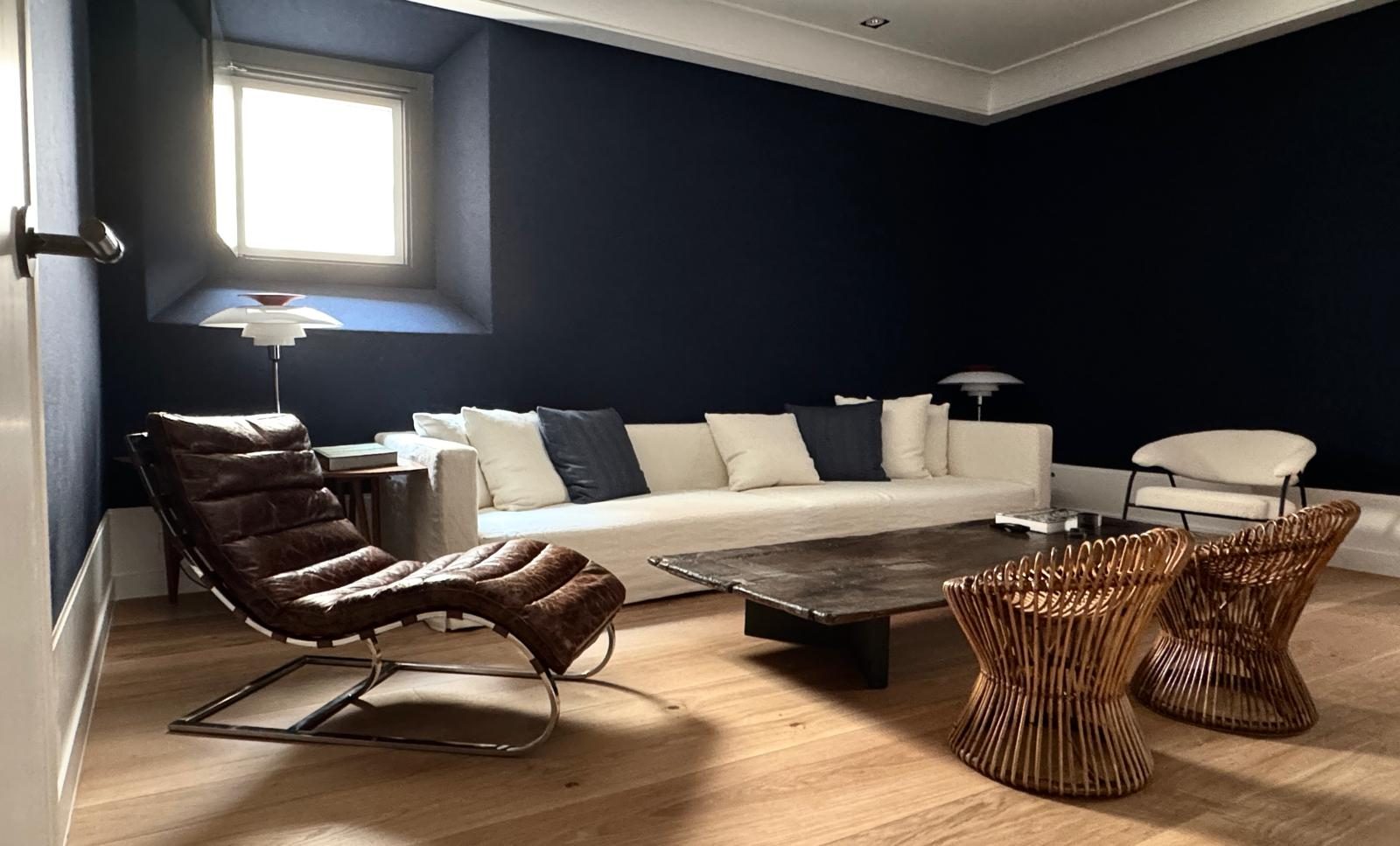 Salón con paredes azules
