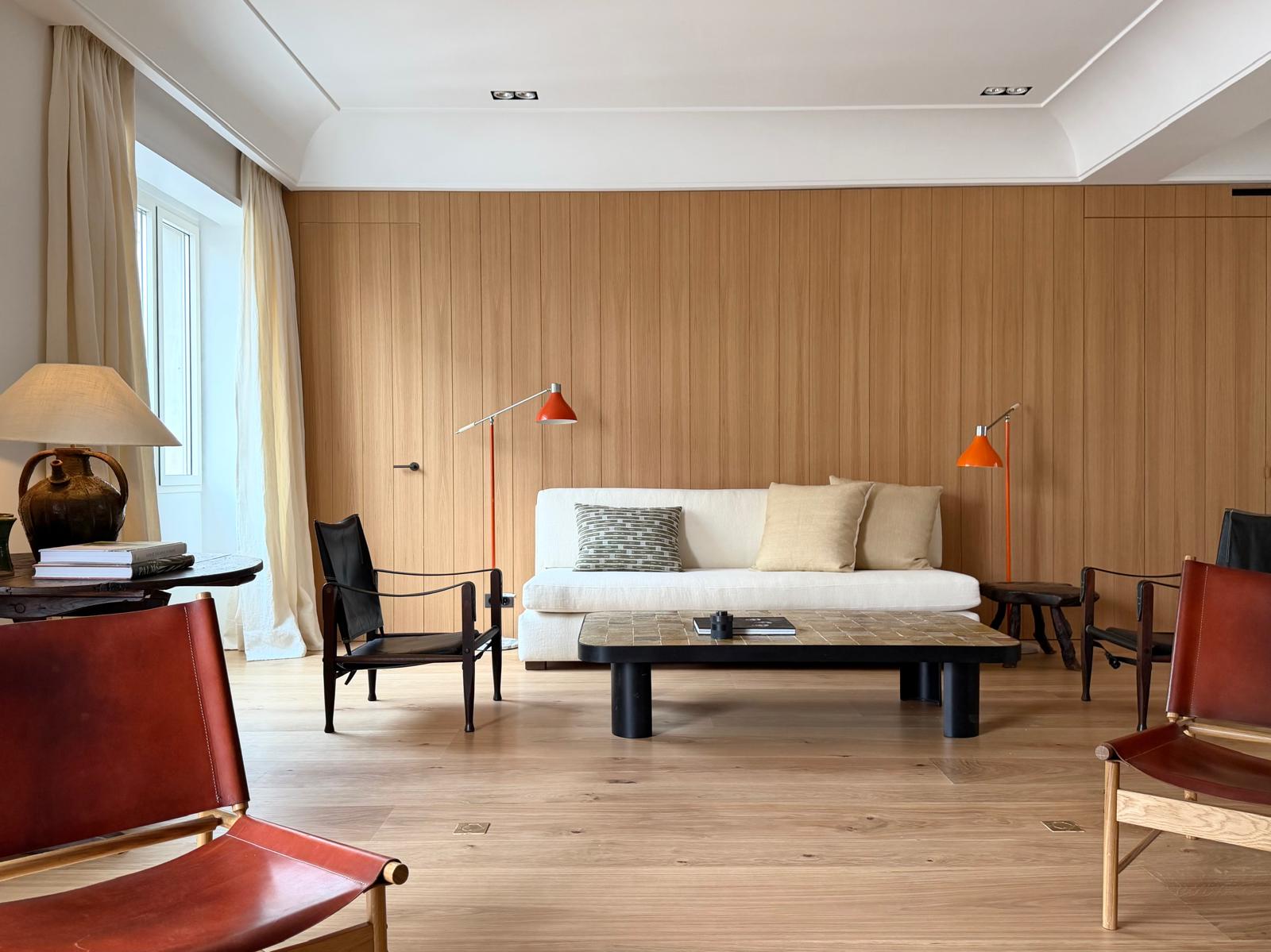 Salón con mobiliario en madera